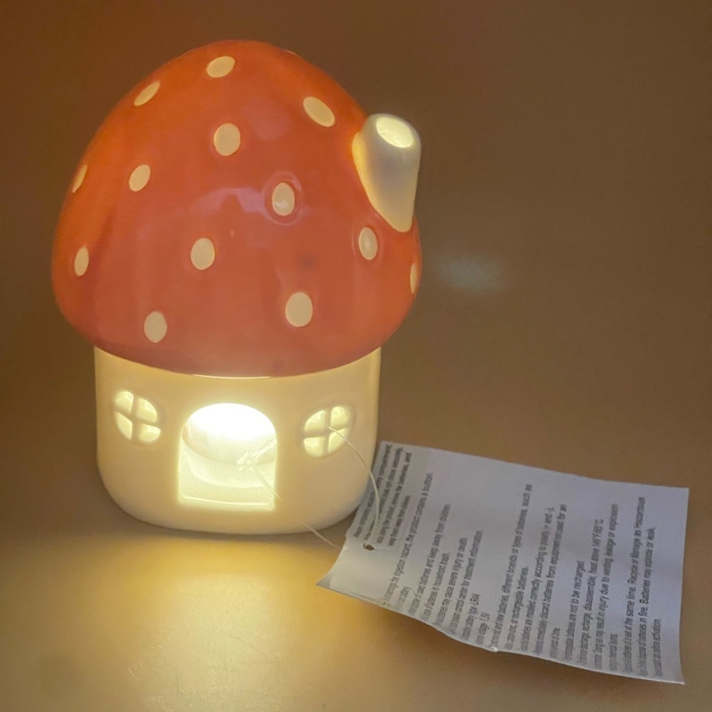 Illuminated Ceramic Mushroom House, NWT - Picture 10 of 14